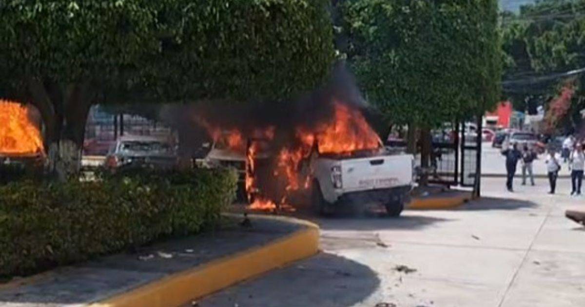 Estudiantes normalistas incendian vehículos y vandalizan el congreso de Guerrero