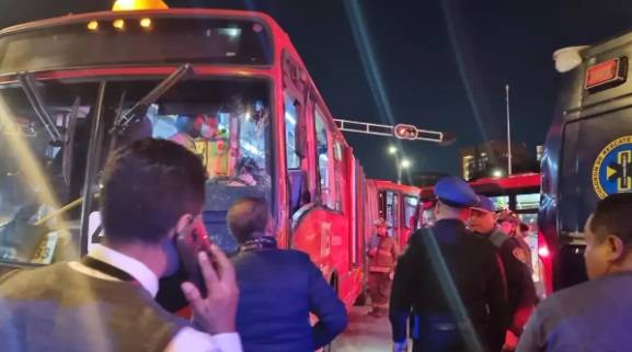 Al menos 20 heridos por choque entre unidades del Metrobús