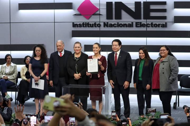 Claudia Sheinbaum formaliza su candidatura a la presidencia ante el INE