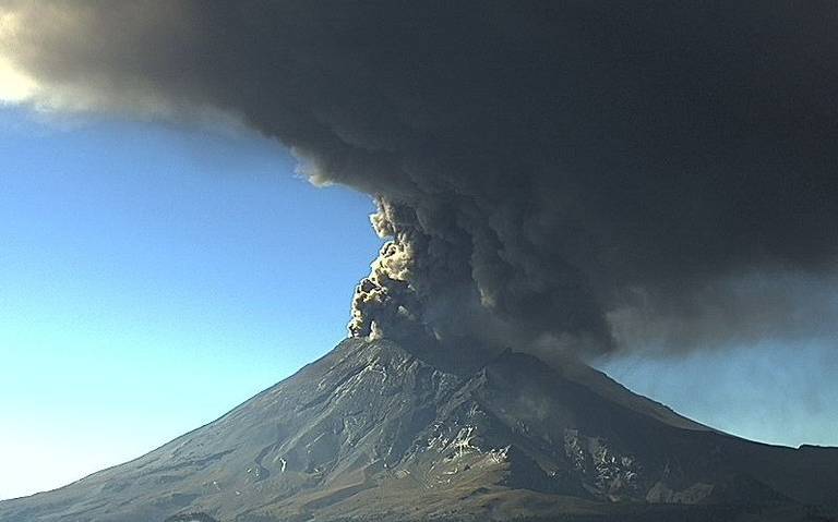 El Popocatépetl deslumbra con emisión de ceniza; municipios del Edomex se cubren de gris