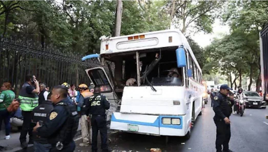 Aparatoso choque en Avenida Constituyentes deja al menos 20 peregrinos lesionados