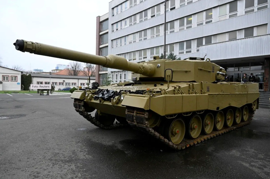 Alemania entrega los 18 tanques prometidos a Ucrania