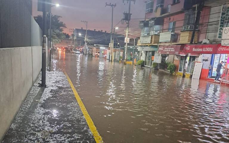 Fuga de agua causa inundaciones en Tultitlán tras romperse una tubería