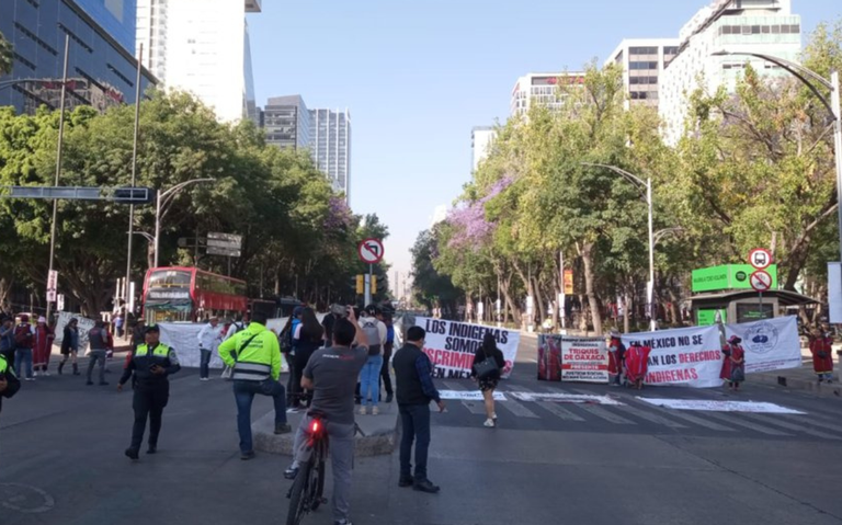 Comunidad Triqui bloquea avenidas principales en CDMX por espacios de trabajo