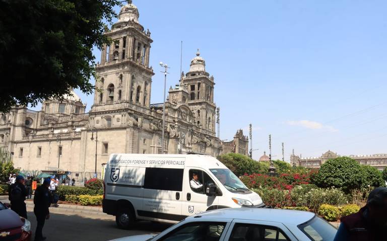 Encuentran a un hombre fallecido en las jardineras del Zócalo de CDMX