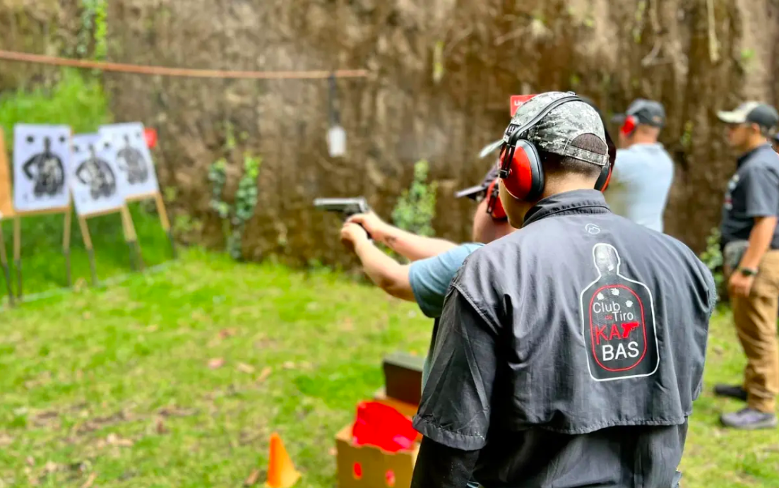 Ecuatorianos se entrenan para portar armas de fuego