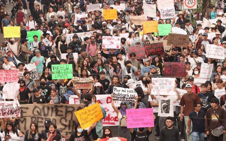 Estudiantes del CCH proclaman en el Palacio Municipal de Naucalpan: "No fue caída, fue asesinato"