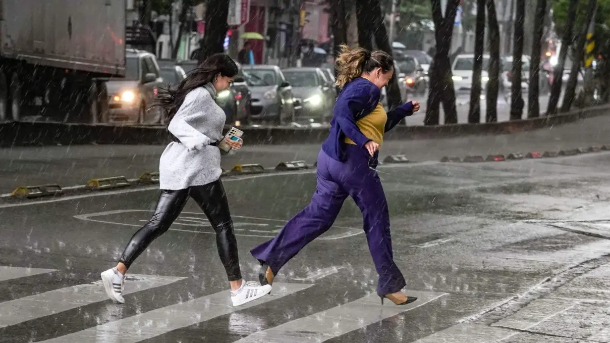 Lluvias eléctricas y tormentas mantienen en alerta al Valle de México