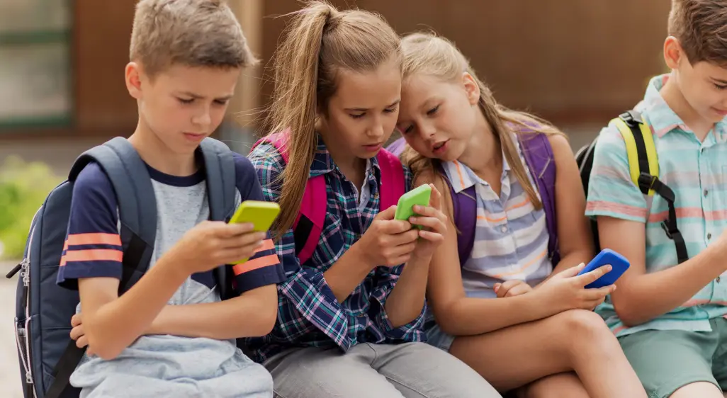 Celulares en escuelas: nueva regulación abre debate entre padres, alumnos y docentes