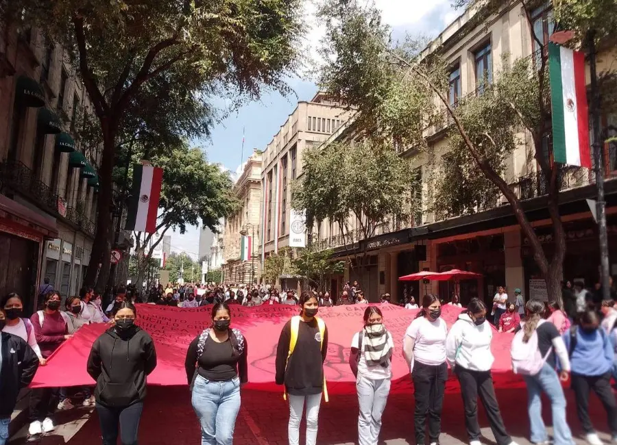 Operativo vial acompaña marcha de normalistas rumbo a la SEP en la Ciudad de México