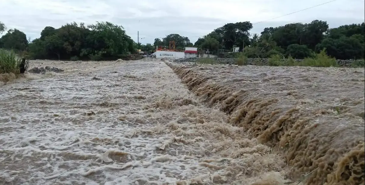 Tragedia en Veracruz: fuerte corriente arrastra a dos hombres en motocicleta; uno pierde la vida