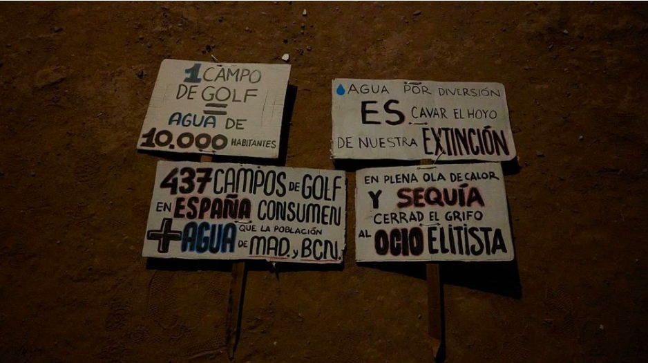 Ecologistas españoles tapan hoyos de campos de golf por consumo superior al de la población