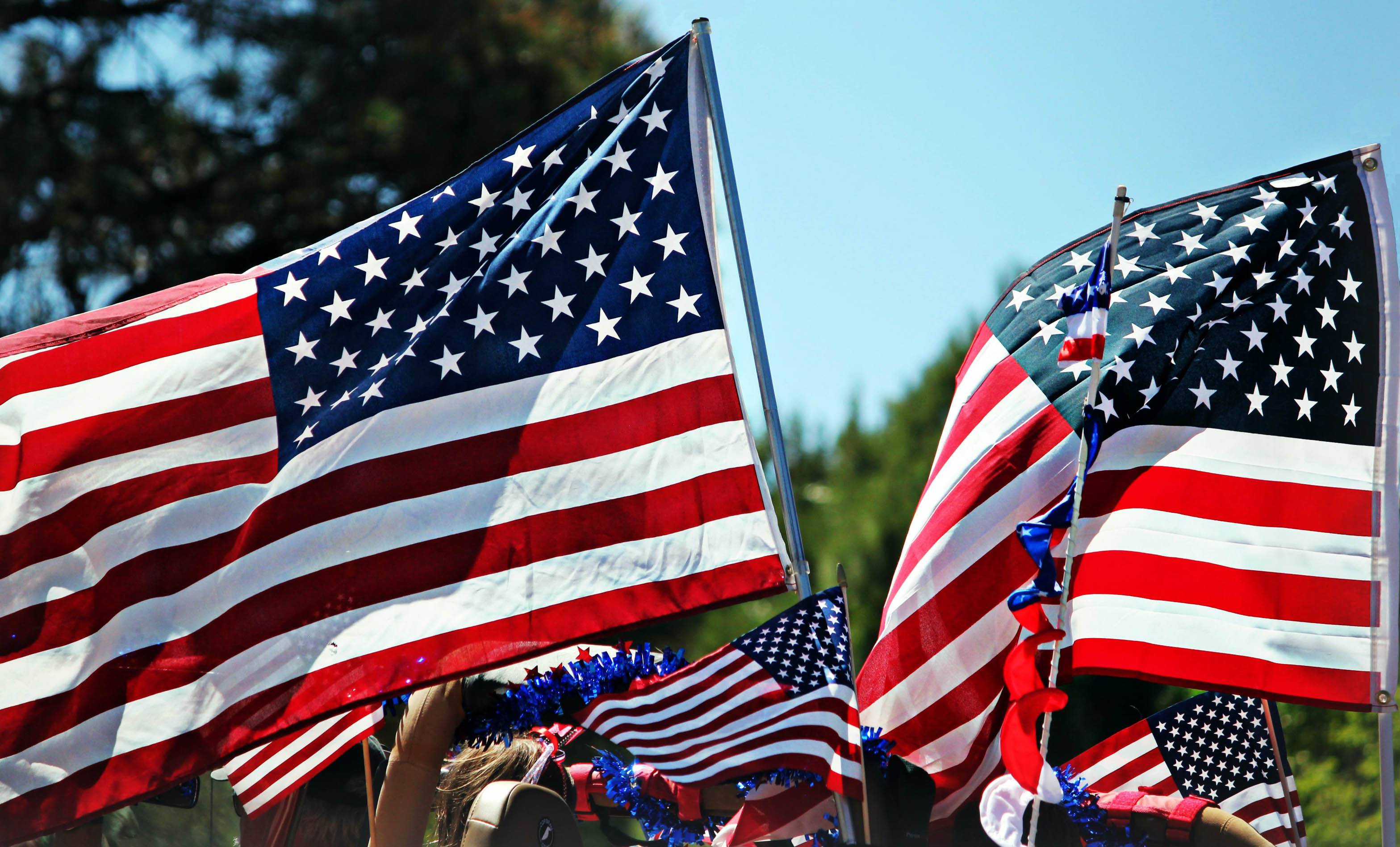 Día de la Independencia de Estados Unidos se tiñe de rojo, deja más de una docena de muertos. 
