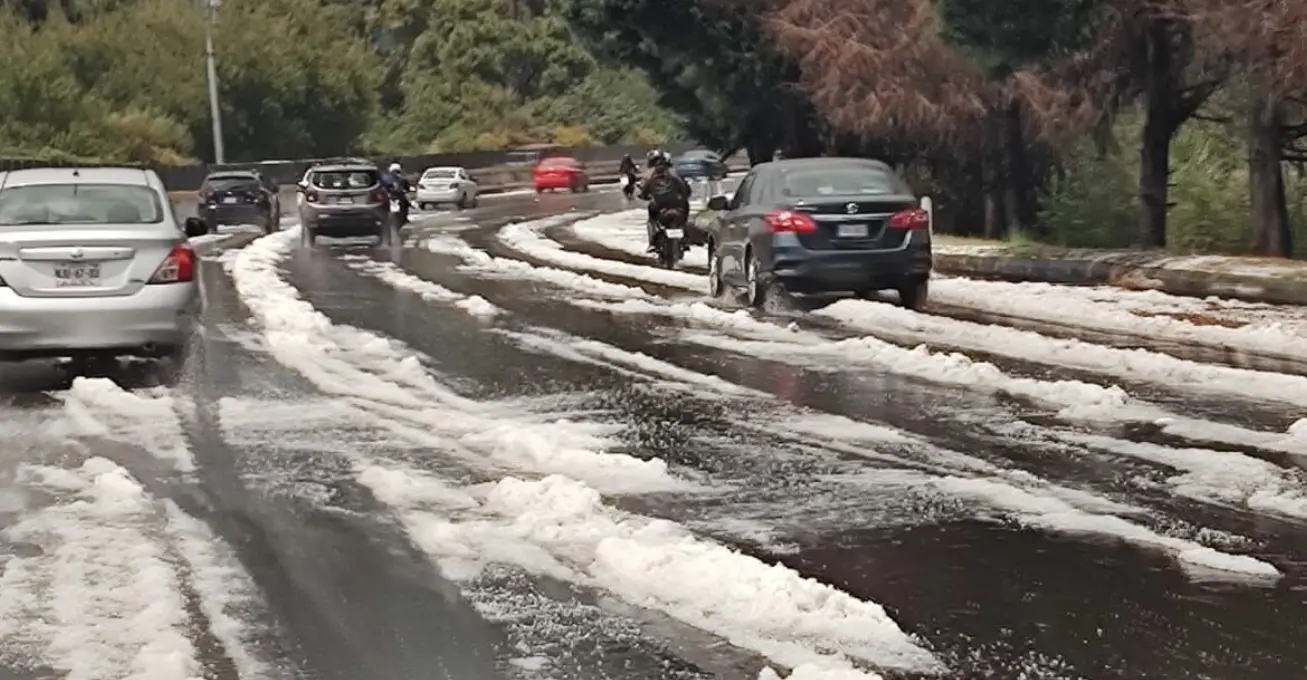 Fuerte granizada sorprende a Huitzilac y complica la circulación hacia la CDMX