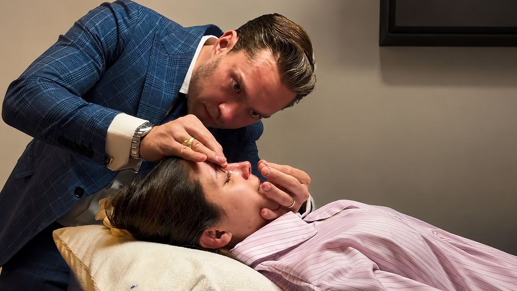 Una malla temporal ayuda a reducir hematomas tras Deep Plane  Facelift, explica Dr. De Rungs