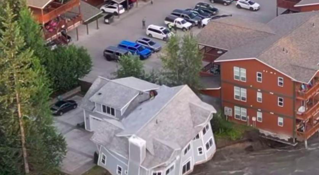 Deshielo de glaciar de Alaska causa inundaciones y derrumba casa