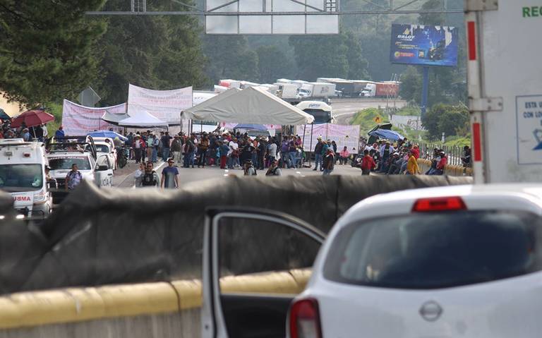 El bloqueo de ejidatarios paraliza la autopista México-Puebla