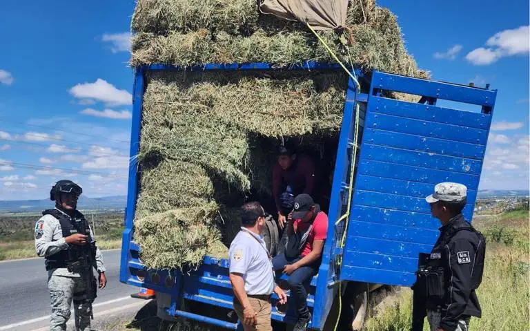 Rescatan a 22 migrantes centroamericanos en la carretera Fresnillo-Durango
