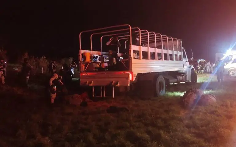 Vuelca camión de la Guardia Nacional en Puebla, dejando un muerto y 24 heridos