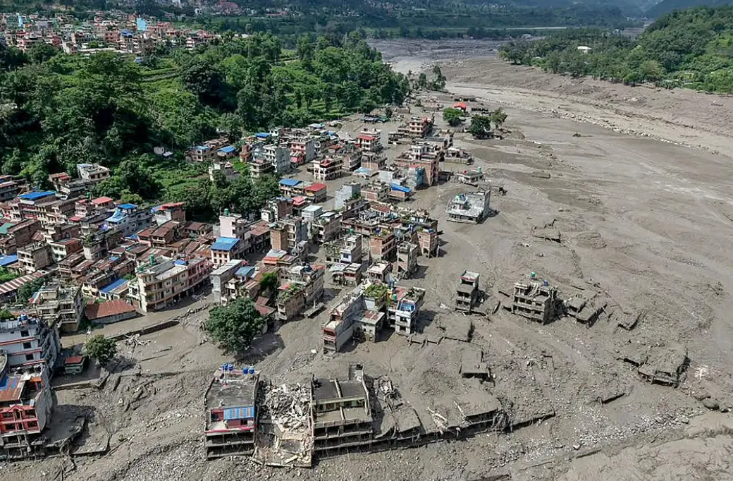 Rescatistas trabajan contrarreloj para encontrar a los desaparecidos en Nepal