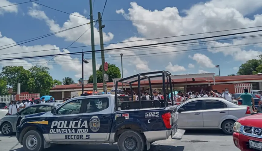Millones de estudiantes se preparan para regresar a clases este lunes
