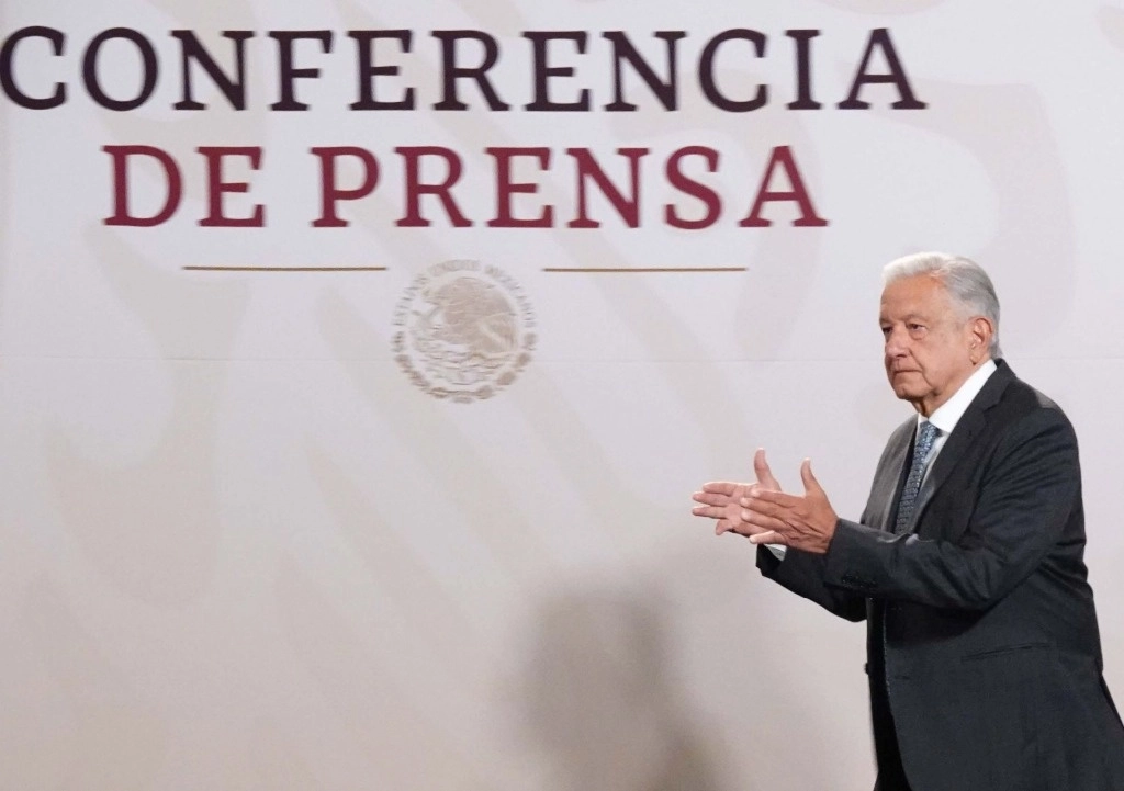 El presidente señala vínculos entre abogados y tráfico de influencias en permisos de construcción