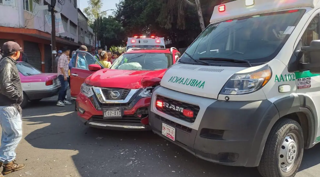 Persona resulta lesionada tras ser atropellada por una ambulancia en Azcapotzalco