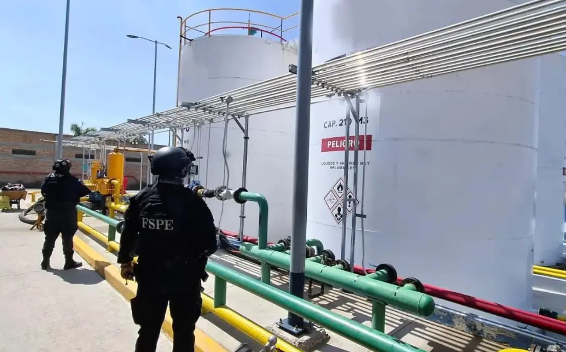 FGR investiga el origen de 59 millones de litros de combustible asegurados en Guanajuato