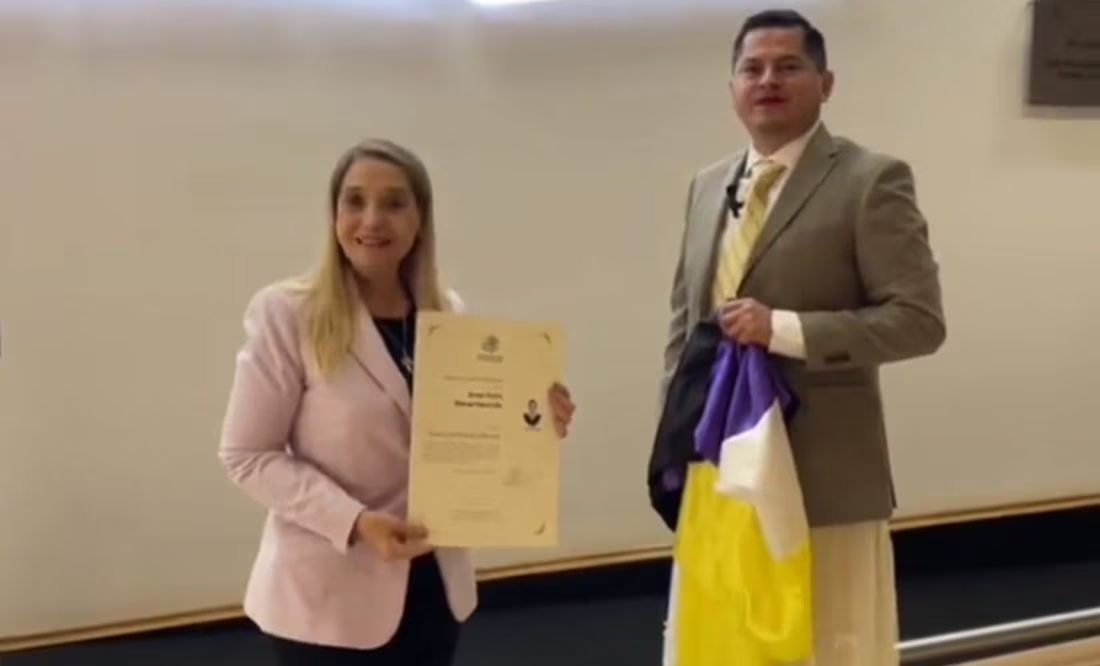 Ociel Baena, primer magistrade no binarie de América Latina, recibe título de "maestre" en Derecho Electoral