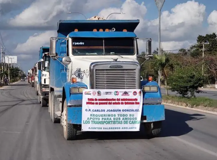 Transportistas inician paro indefinido en Cancún y se concentran sobre la carretera 307