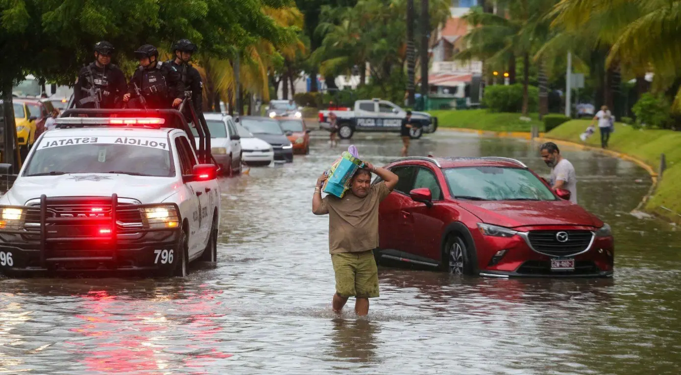 Huracán Simón amenaza al Pacífico mexicano y activa medidas preventivas