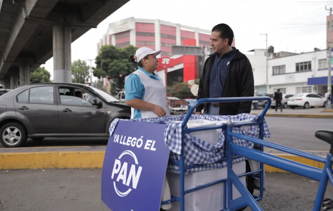 Iván Rodríguez lleva pan y café a vecinos de Naucalpan para comenzar el día