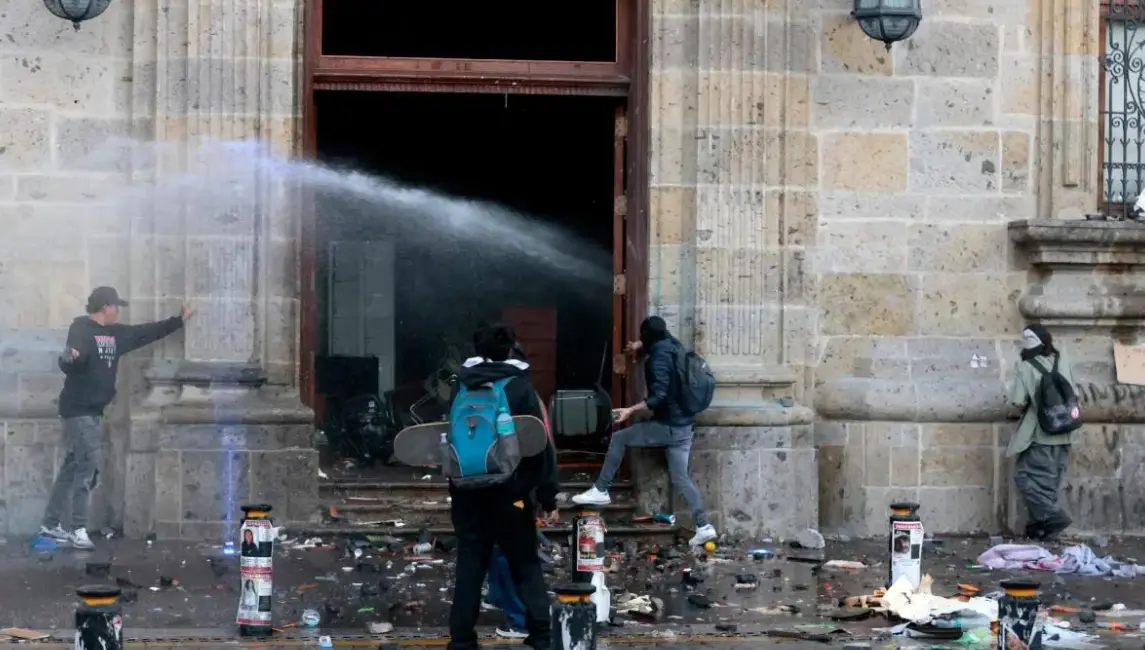 Protesta por agua limpia termina en enfrentamientos y deja 39 detenidos en Guadalajara