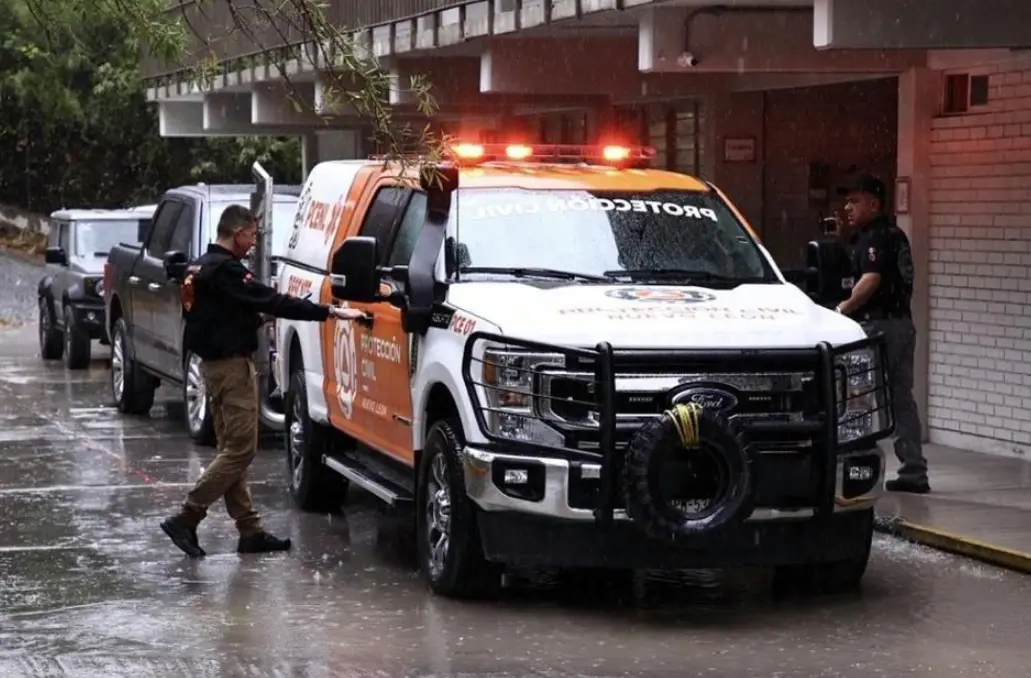 Atienden a reportera y camarógrafo tras ser atropellados en Monterrey