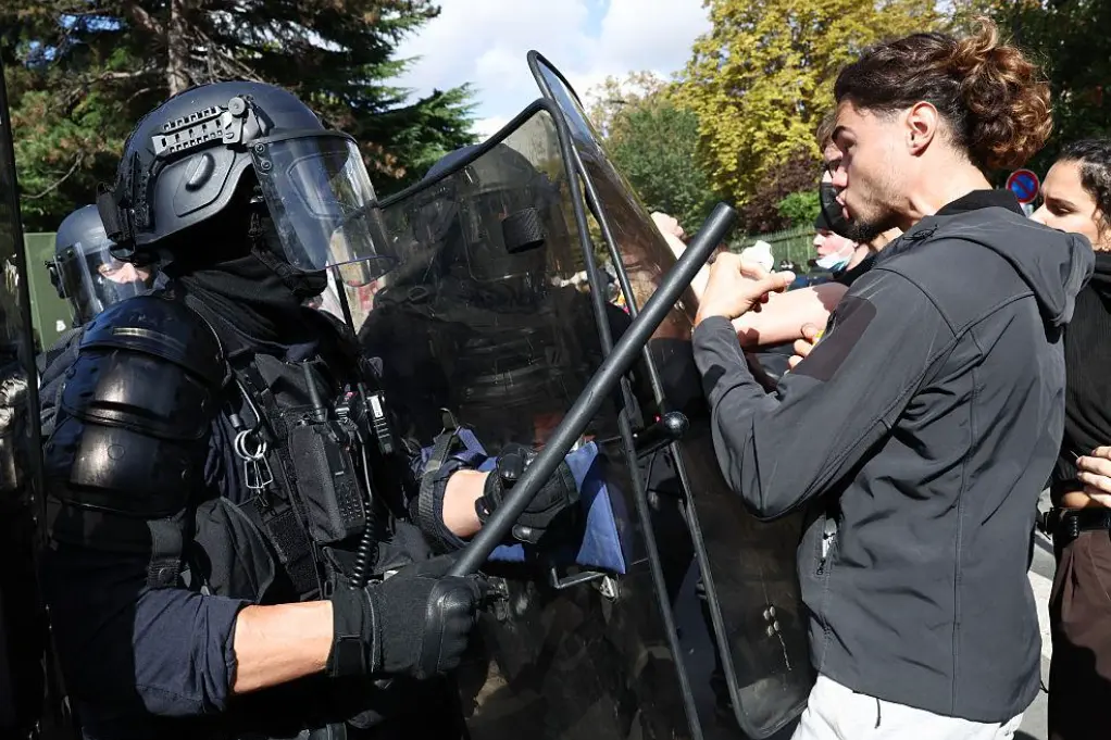 Gobierno francés suspende el uso de granadas aturdidoras contra estudiantes