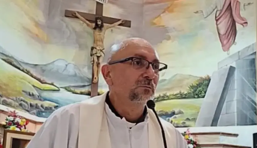 Sacerdote muere tras caerle una enorme cruz en la cabeza durante una misa en Ecuador