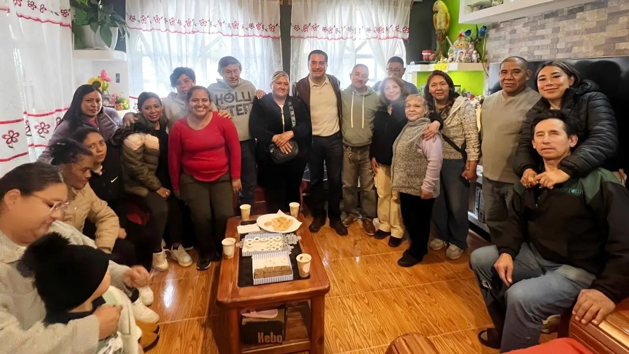 Iván Rodríguez visita el Barrio 3 de Mayo para escuchar a vecinos de Naucalpan