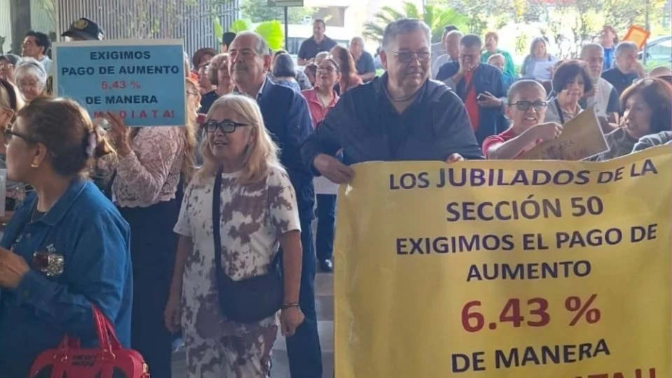 Maestros jubilados exigen aumento a pensiones en protestas