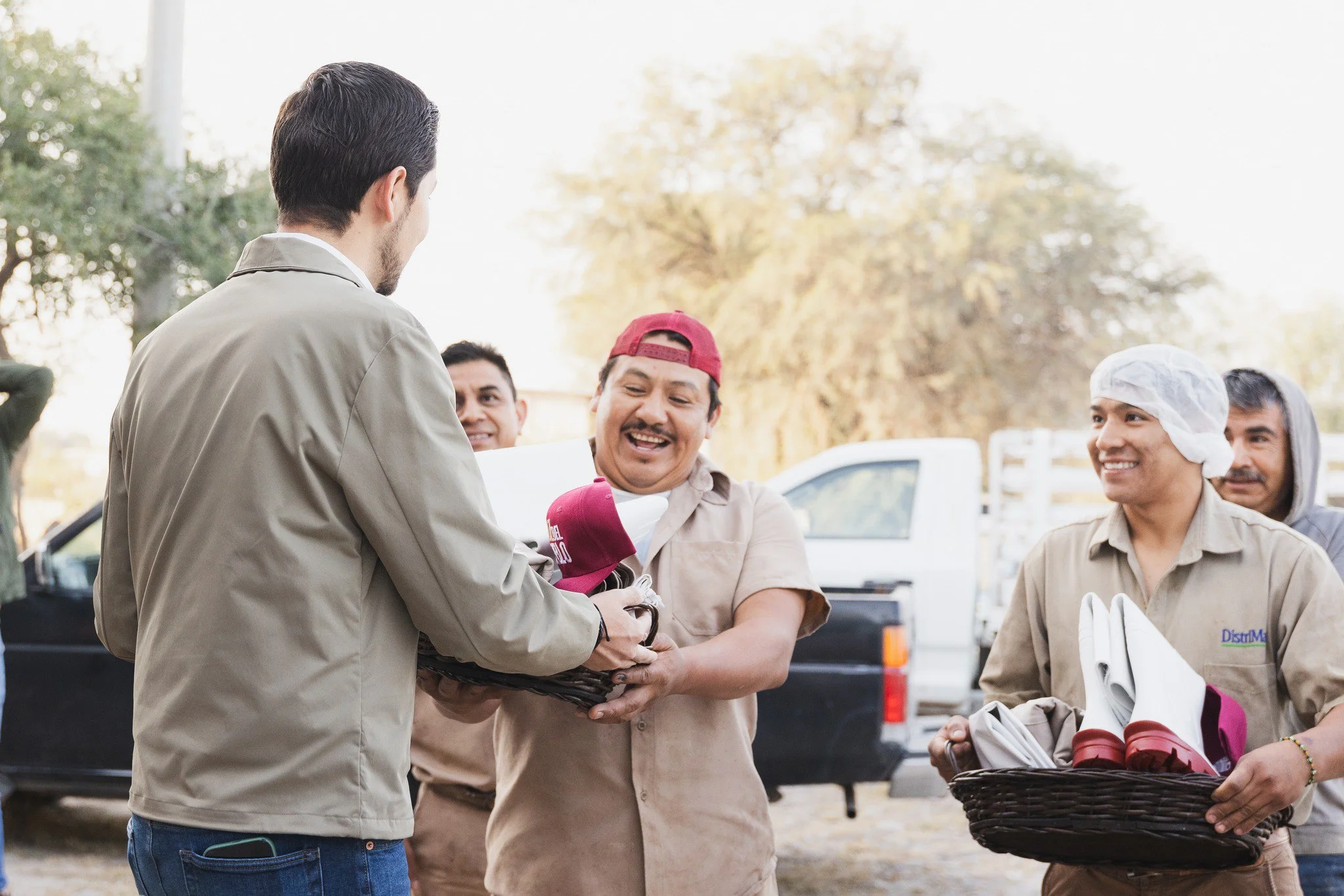 Héctor Magaña Rentería entrega uniformes a trabajadores de Tequisquiapan