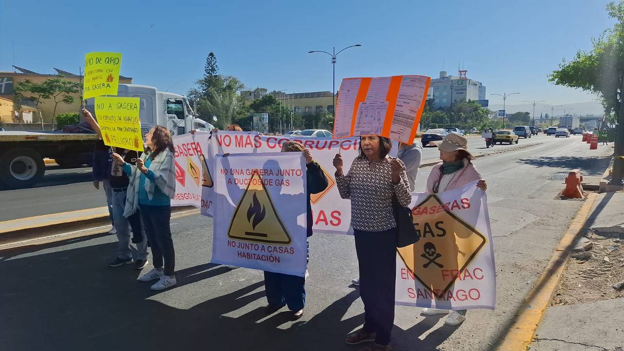 Vecinos de Querétaro protestan por planta de Gas Rosa cerca de viviendas