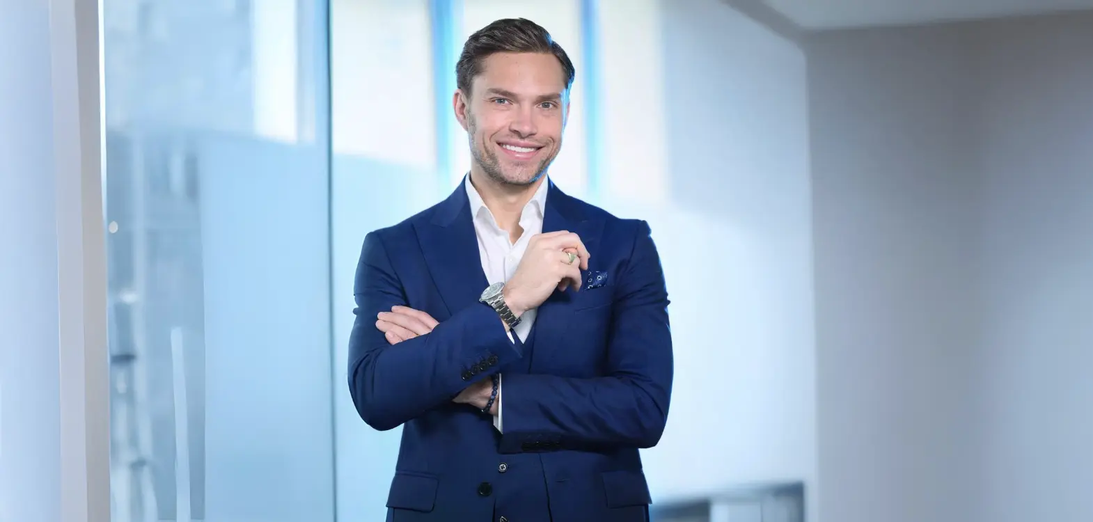 Dr. David de Rungs revoluciona la mamoplastia con técnica de mínima cicatriz