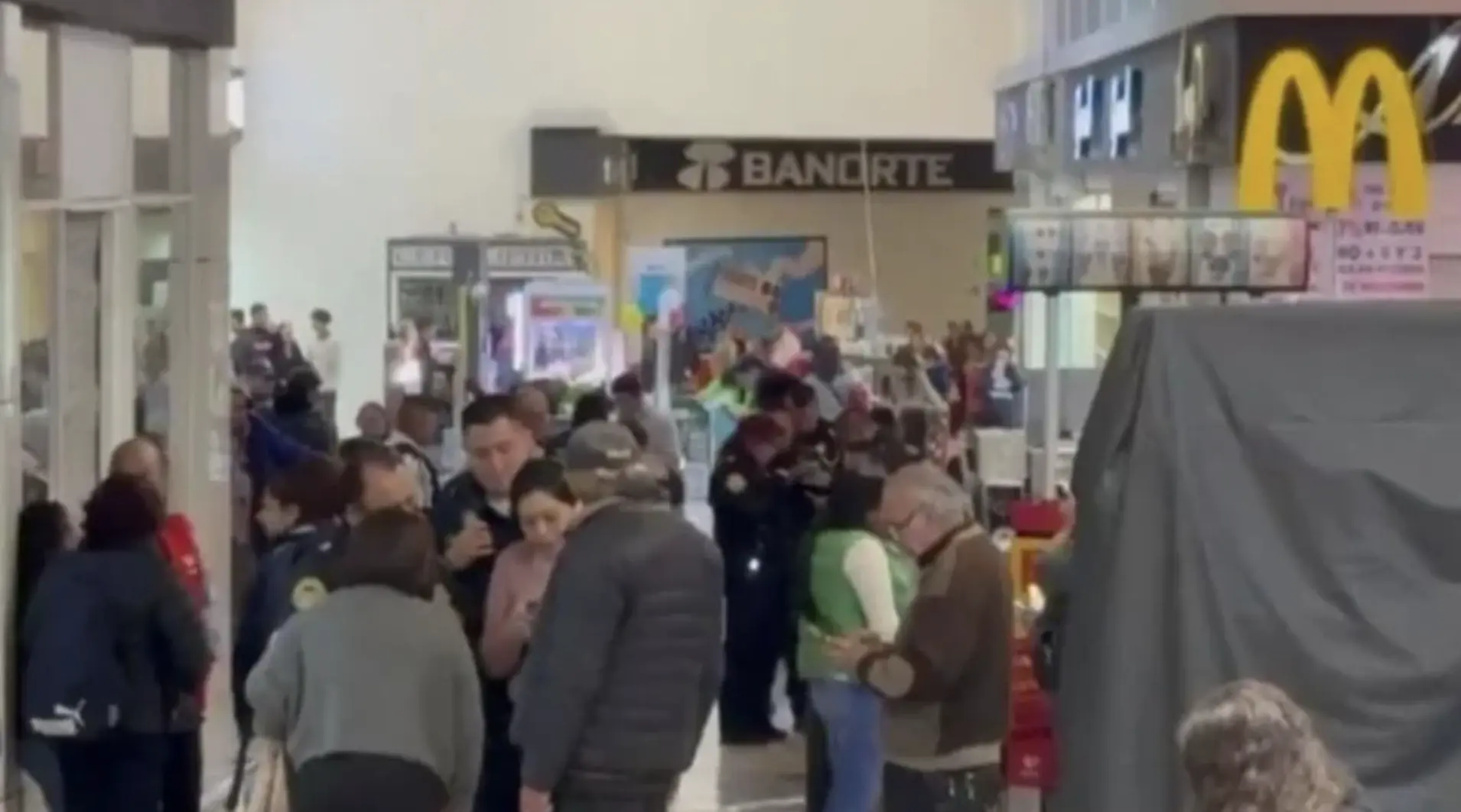 Violento asalto a joyería en plaza del Pedregal desata fuerte operativo policial en el sur de CDMX