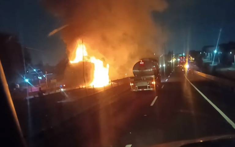 Tráiler se incendia en Circuito Exterior Mexiquense