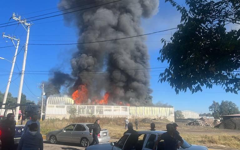 Incendio consume bodega de unicel en Tepotzotlán   