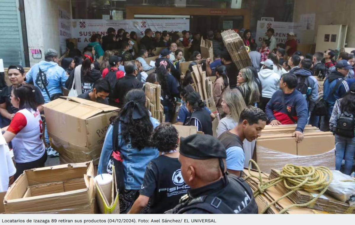 Locatarios de Plaza Izazaga 89 retiran mercancía tras acuerdo